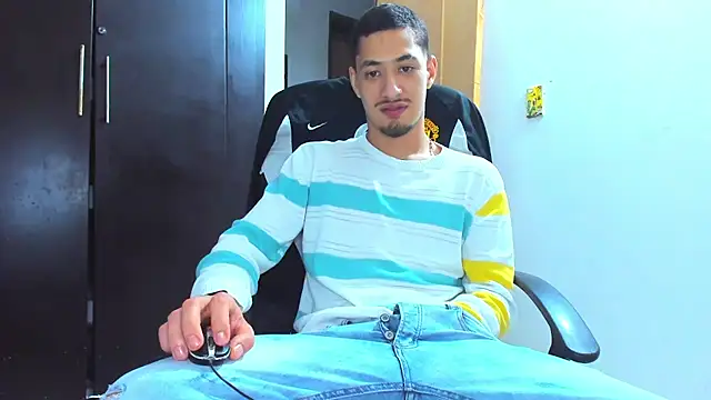 Chandler_ken live cam on StripChat