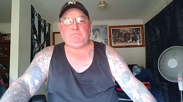 KINKYBLUEYES69 live cam on StripChat