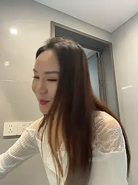Yioyio-666 live cam on StripChat