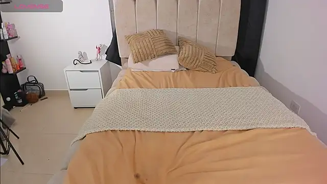 melanyangel99 (F young) - naked in your bed