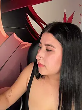 Kiitty_LS live cam on StripChat