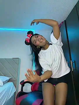 MIAROGERSSS live cam on StripChat
