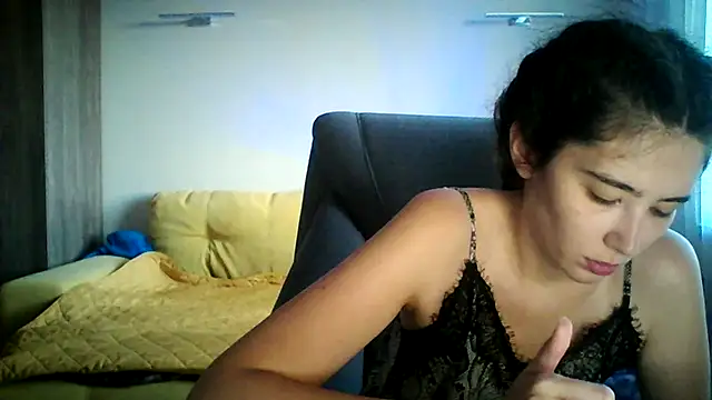 Luneyaa live cam on StripChat