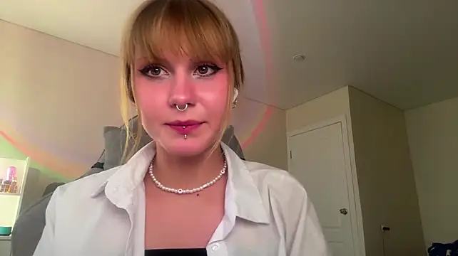 NelliGilbert live cam on StripChat
