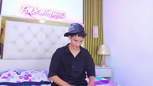justinsecret (M twink) - NAKED