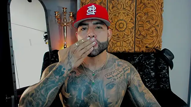 Aaron_Vega live cam on StripChat