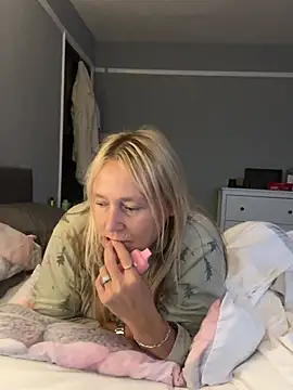 Blondnboujee53