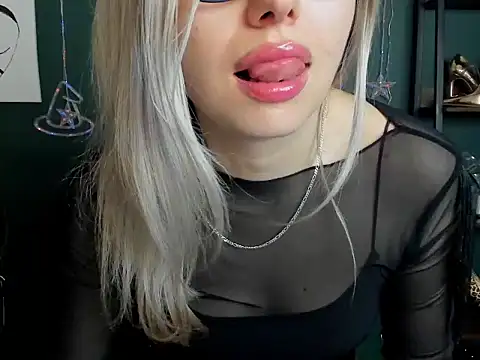 loveHeidi live cam on StripChat