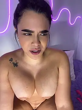 Miss-lyra live cam on StripChat