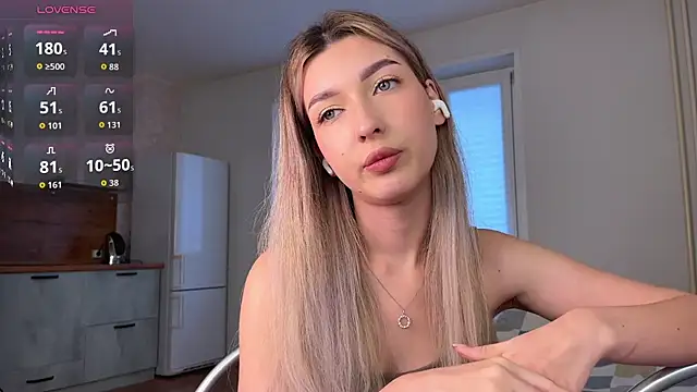 LunarMirage live cam on StripChat