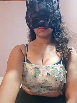 chathunii (F milf) - boobs show