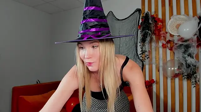 ElaraVoltage live cam on StripChat