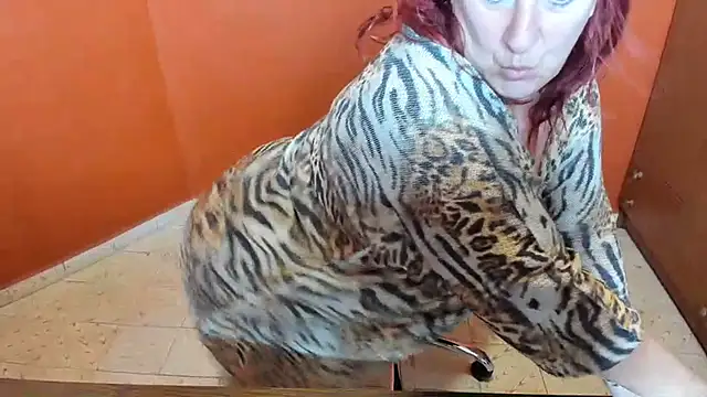 NikkiHolland live cam on StripChat