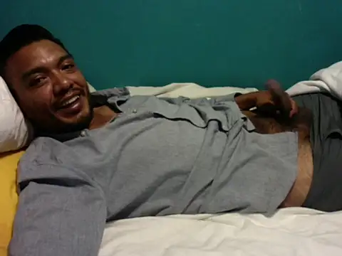 latinomoreno95 live cam on StripChat