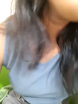 Navya6879 live cam on StripChat
