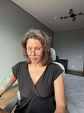LinaMalinaz live cam on StripChat
