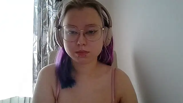 MaddieTeen live cam on StripChat