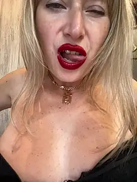 Kittenforyou live cam on StripChat