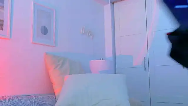 MissFrenchy live cam on StripChat