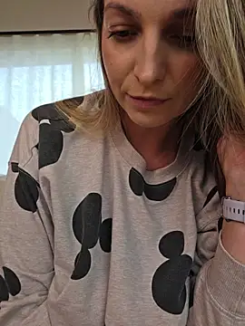 ellaxxstar live cam on StripChat
