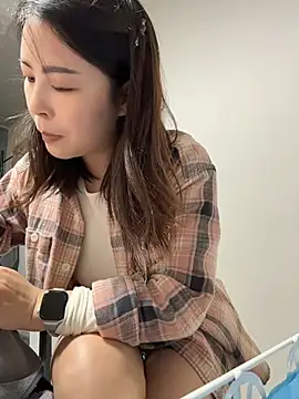 yaoyao8888 (F milf) - 店门口脱掉内裤直播两分钟