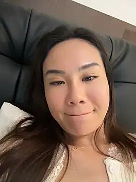 Yioyio-666 live cam on StripChat
