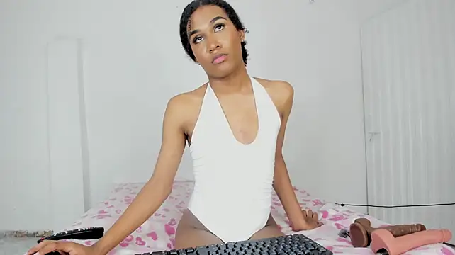 NaomiSaenz_ live cam on StripChat