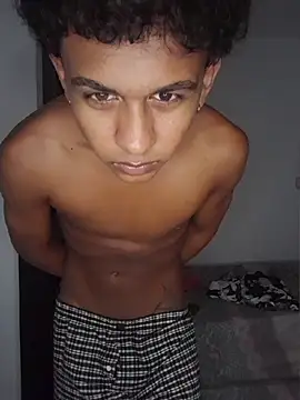 YourCaramelBoy live cam on StripChat