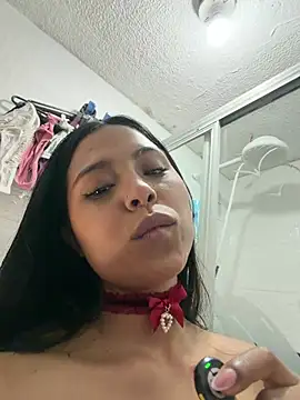 littlee_Lucy live cam on StripChat