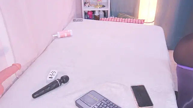 elodierousse_ (F young) - fingers in my pussy
