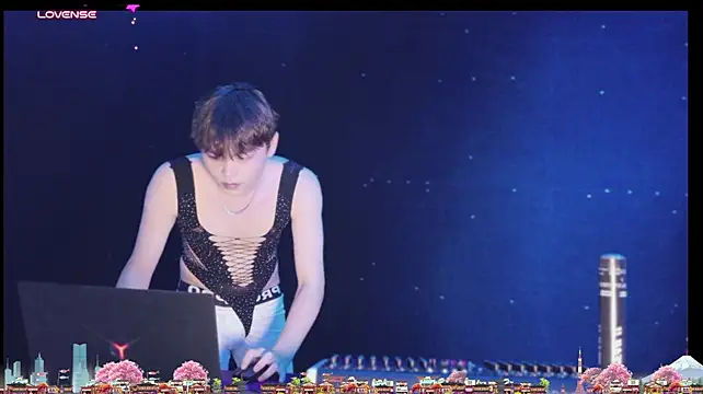 dj-zuozuo (M young) - 性感脱衣服Sexy stripping off clothes