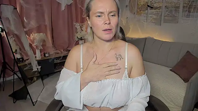 Charming_Daphny