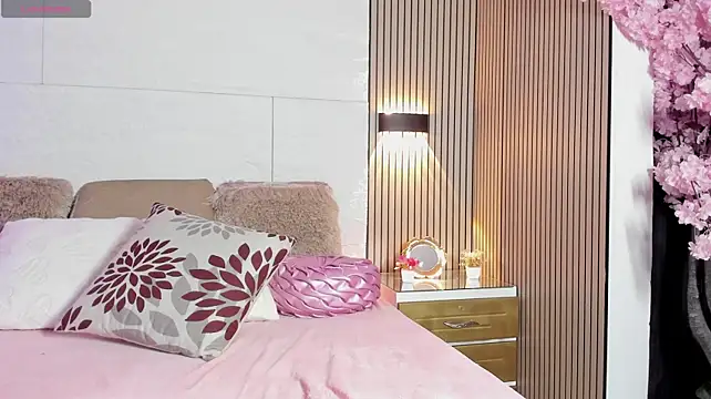 MiaDiamont live cam on StripChat
