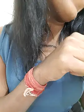 Navya6879 live cam on StripChat
