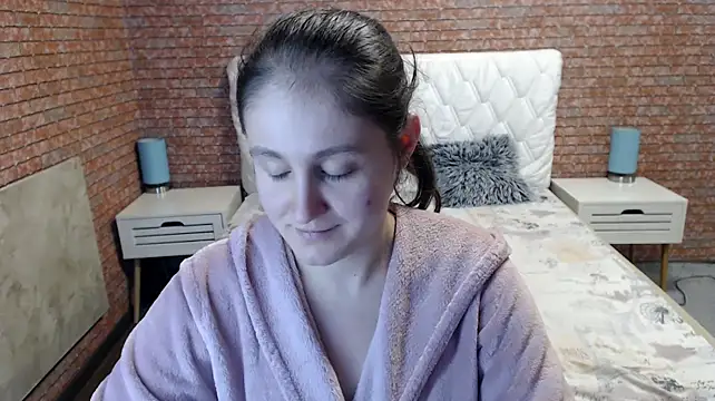 Holliy_Cooper live cam on StripChat