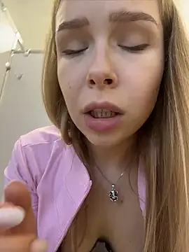 liza_risky (F young) - Hi hi men WC