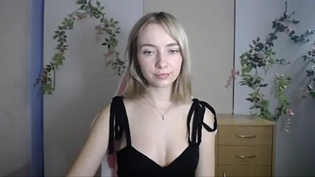 LuciaYoung live cam on StripChat