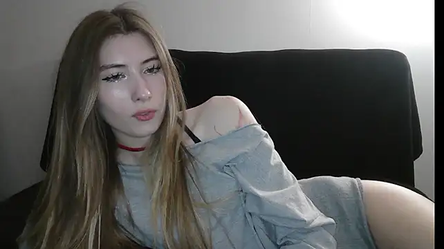 ErikaShyy live cam on StripChat