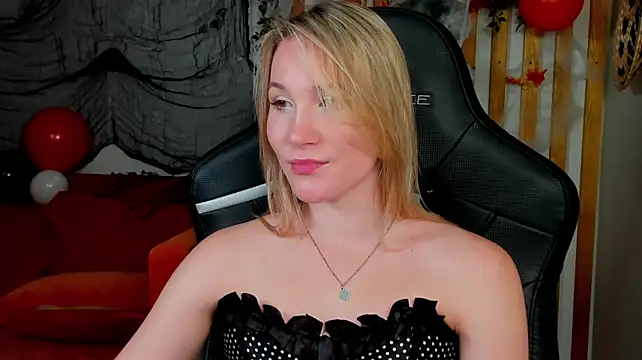 ElaraVoltage live cam on StripChat