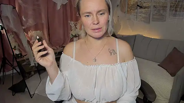Charming_Daphny live cam on StripChat