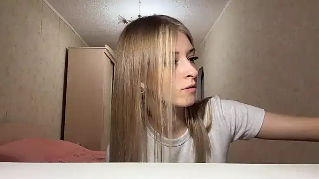 IrmgardCouden live cam on StripChat
