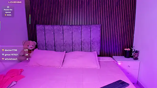 CarolineFyre live cam on StripChat