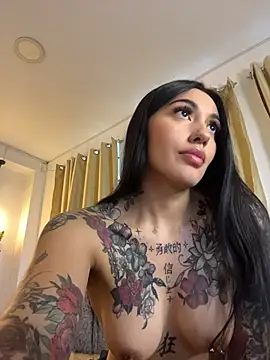 Nahial1 live cam on StripChat