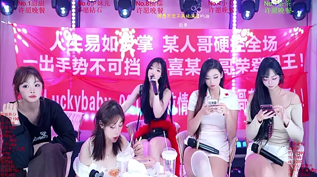 Luckybaby-001 live cam on StripChat