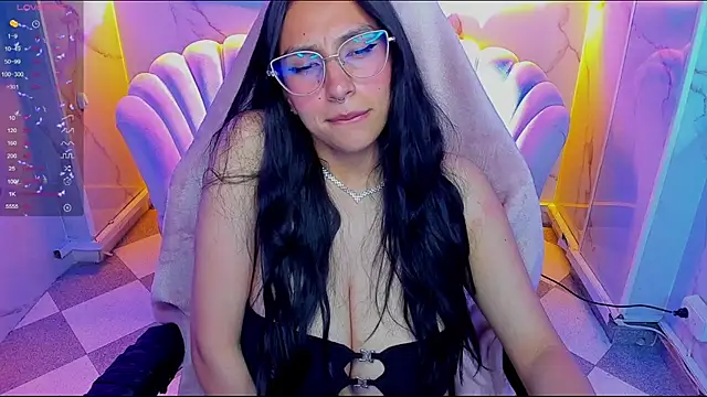 Strawberry_cute_b live cam on StripChat