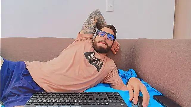 thomas_gun live cam on StripChat