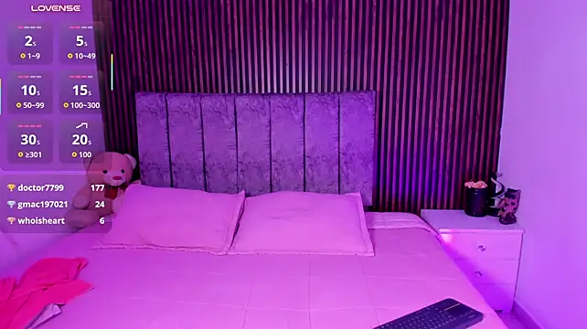 CarolineFyre live cam on StripChat