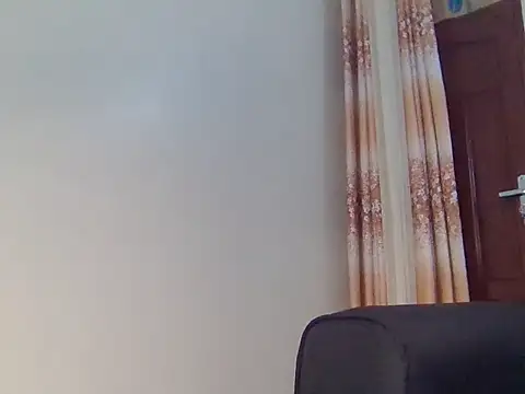 chicky_queen live cam on StripChat