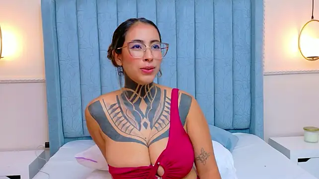 NicoleBlum live cam on StripChat