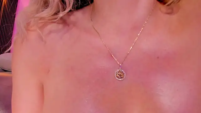 Leah_Grey live cam on StripChat